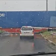 Хасковлия застана опасно близо до влак ВИДЕО