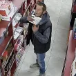 Мъж напъха дузина кутии с бонбони в пазвата си ВИДЕО