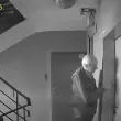 Мъж обикаля врати в &bdquo;Хиподрума" и опитва ключове: Крадец или човек в беда ВИДЕО