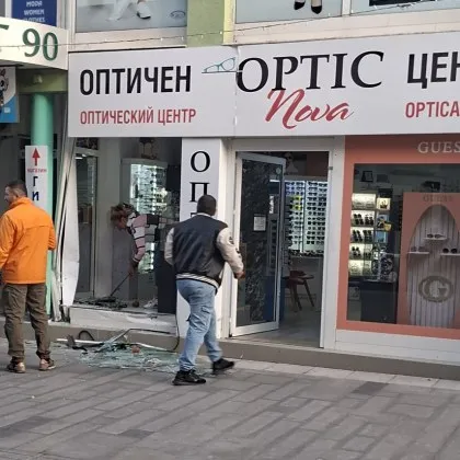 Гонка в Бургас завърши във витрина: Полицейска кола се вряза в оптика