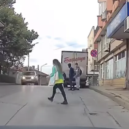 Шофьор се ядоса на дама: Не пресичайте като овце! Научете си и децата ВИДЕО