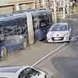 Шофьор не видя автобус, "забърса" го ВИДЕО