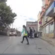 Шофьор се ядоса на дама: Не пресичайте като овце! Научете си и децата ВИДЕО