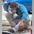 Докога? Мъж, дишащ от торбичка, стресна казанлъчани посред бял ден ВИДЕО