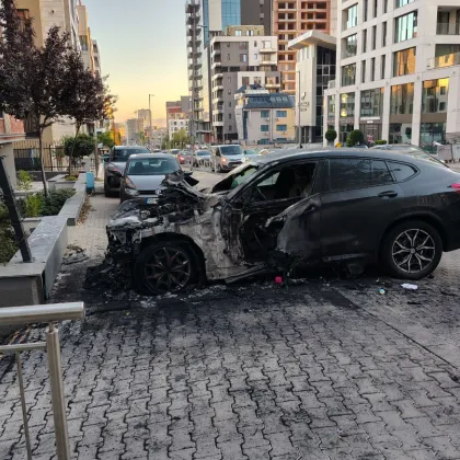 Кола изгоря на булевард в София, паркирането ѝ разпали спор СНИМКА