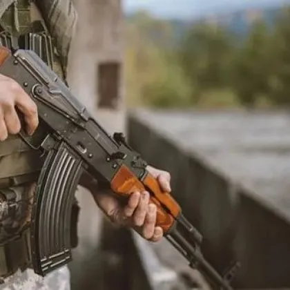 Маскирани стреляха по автобус, има много жертви и ранени