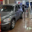 Отчаяна нужда от тоалетна: Мъж влезе с колата си в супермаркет