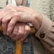 Внук би и заплашва баба си