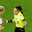 Защо удар от вратата донесе дузпа за Пари ФК