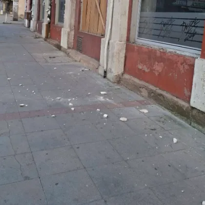 "На косъм от главите ни": Парчета от фасада паднаха до пешеходци в Пазарджик
