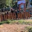 Тийнейджъри превърнаха детска площадка в трасе за електрическо колело ВИДЕО