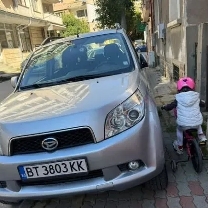 "Перфектно паркиране" принуди дете да се провира край стена СНИМКА