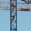 Младежи се качиха на строителен кран в София, арестуваха ги