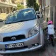 "Перфектно паркиране" принуди дете да се провира край стена СНИМКА
