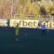 Подгониха пловдивски съдия след като даде дузпа, изведоха го с полиция ВИДЕО