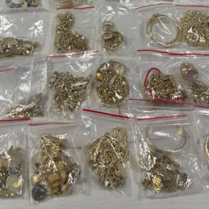 Митничари откриха близо килограм злато, скрито в елека на пътничка