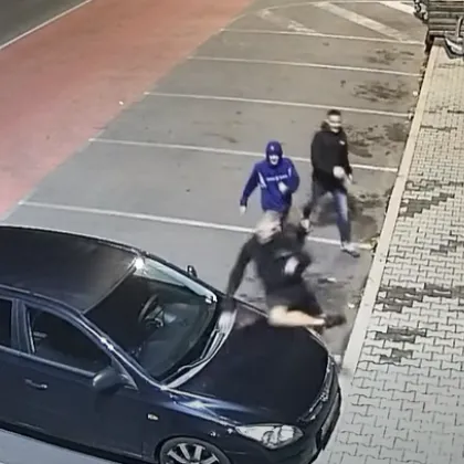 Трима младежи драскаха спирки, коли и сгради в Ямбол, полицията ги установи