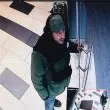 Мъж с шапка разби вход, отмъкна колела  СНИМКИ