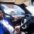 Вдъхновен "Фончо" управлява колата си без ръце, а с предпазния колан ВИДЕО