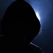 Завръщане в 90-те? Младеж се нахвърли на столичанка на спирка, ограби я
