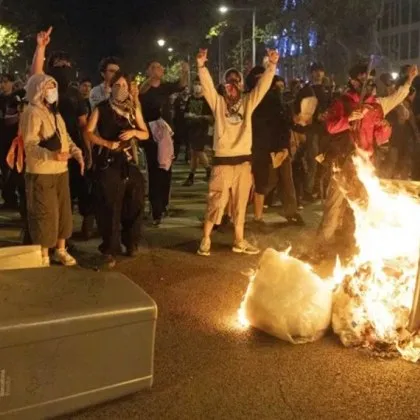 Горящи барикади и 30 ранени полицаи след протест за жилища в Барселона