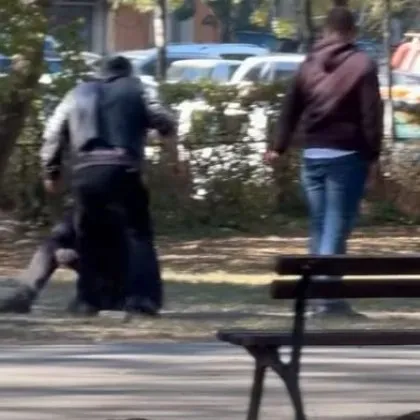 "Казвай, бе": Пребиха паднал мъж в София посред бял ден ВИДЕО 18 +