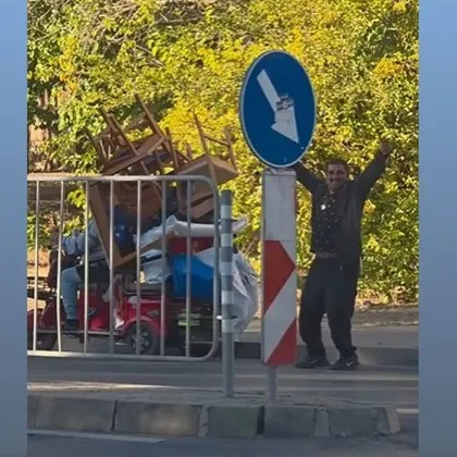 &bdquo;Може още!": Половин хол върху три колела, а шофьорът подтичва зад мебелите ВИДЕО