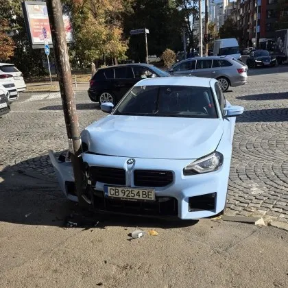 Жена с BMW се удари в светофар след опасна маневра в София, търси свидетели ВИДЕО СНИМКИ