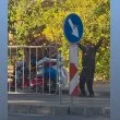 &bdquo;Може още!": Половин хол върху три колела, а шофьорът подтичва зад мебелите ВИДЕО