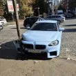 Жена с BMW се удари в светофар след опасна маневра в София, търси свидетели ВИДЕО СНИМКИ