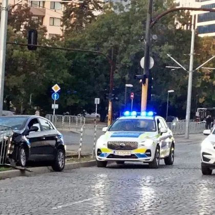 Кола се вряза в мантинела, друга се завъртя на Околовръстното СНИМКИ