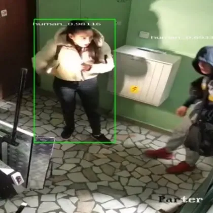 Обикалят нощем и крадат: Камери заснеха мъж и жена в крачка СНИМКИ+ВИДЕО