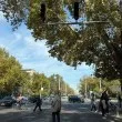 Хаос на кръстовище в Пловдив! Пешеходци се провират между колите, регулировчик липсва СНИМКИ