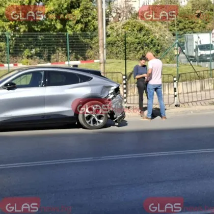 Електробус в София забърса лек автомобил СНИМКИ