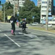"Алоо, родители!": Заснеха деца с тротинетка и колело сред колите по бургаски булевард