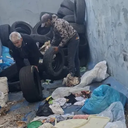 Грозна картина в Хисаря: Вижте какво извадиха от контейнера за гуми! СНИМКИ