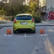 "Пък ние си плащаме": Кола се намести между две скоби в Пловдив