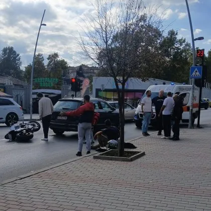 Автомобил и мотор се удариха край &bdquo;Централен пазар" във Велико Търново