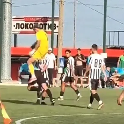 Юношески вратар свали съдия на земята като "Карате Кид"