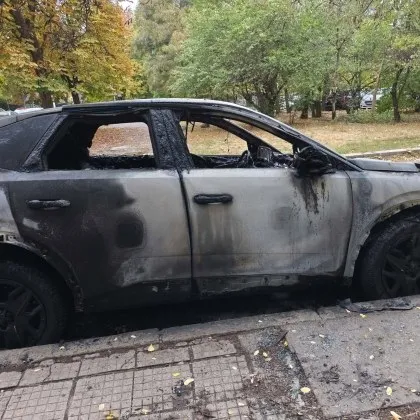 Игра с пиратки? Пожар изпепели паркирана кола в София СНИМКИ