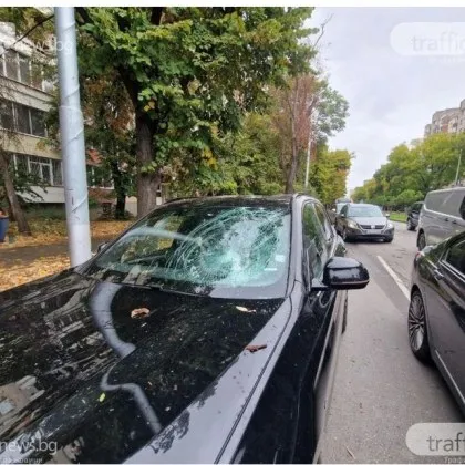 Клон помля движещо се БМВ на булевард в Пловдив СНИМКИ
