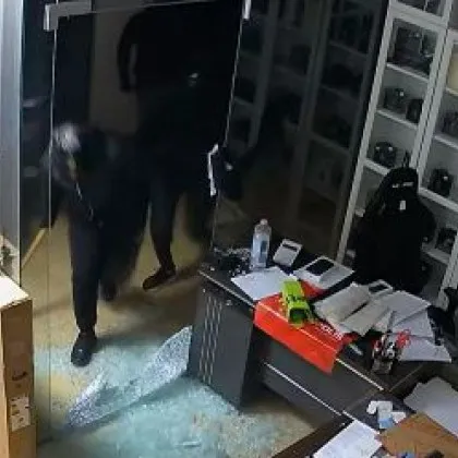 Обирджии с брадва нахлуха в магазин в София, щетите са за хиляди ВИДЕО