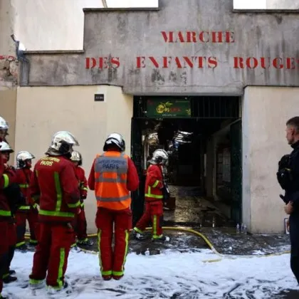 Огнен ад в Париж! Изгоря най-старият покрит пазар