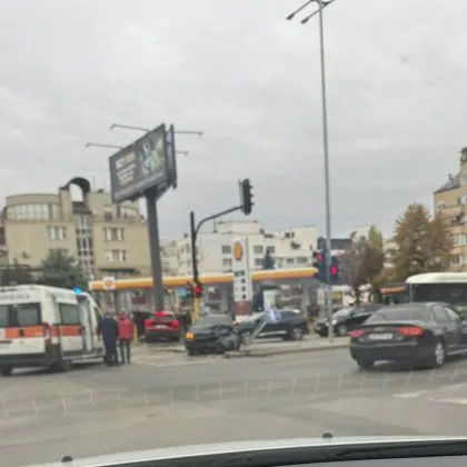 Тежка катастрофа сгърчи автомобил в ж.к. &bdquo;Дианабад", спешни екипи са на място