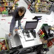 Дръпна цигарите като у дома си: ВИДЕО от магазин разпали мрежата