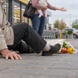 Възрастен падна пред супермаркет, отговорът на мъж потресе млада майка