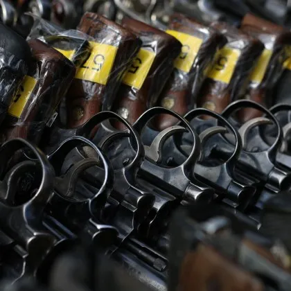 Разкрит е незаконен арсенал при отстраняване на авария в апартамент в Казанлък