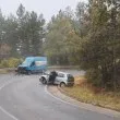 Бус и кола се сблъскаха на опасен завой край Петрохан СНИМКА