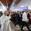 С аплодисменти миряни изпратиха папата в болница "Джемели"