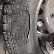 Варненец завари колата си със срязана гума, търси свидетели СНИМКА